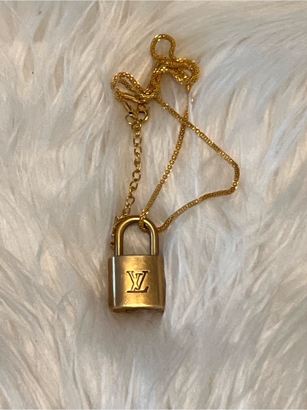 Louis Vuitton Gold Padlock Pendant unbranded Necklace - Gold Chain #326 - Picture 8 of 11